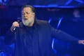 Russell Crowe prende in giro John Travolta a Sanremo