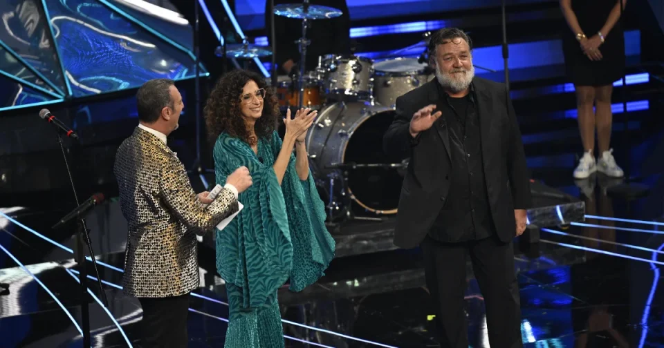 Russell Crowe prende in giro John Travolta a Sanremo Featured 1